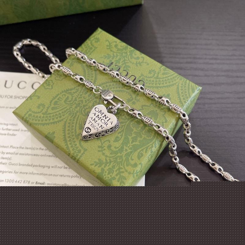 G*u*i necklaces
